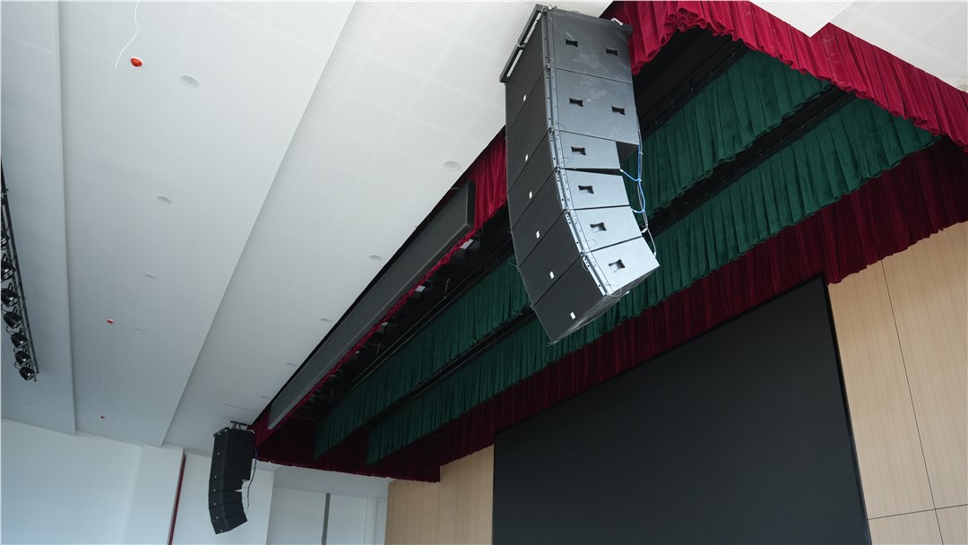 報告廳擴聲選型：線陣列“音箱組合”與“音柱”到底有何區(qū)別？